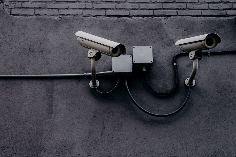 Skærpet sikkerhed og privatlivets fred: Vægten af kameraovervågning i det moderne samfund